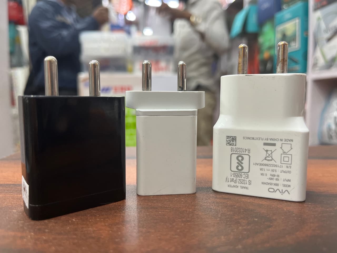 2.4 AMPERE MIX BRAND CHARGER IN POLY PACKING. image 2