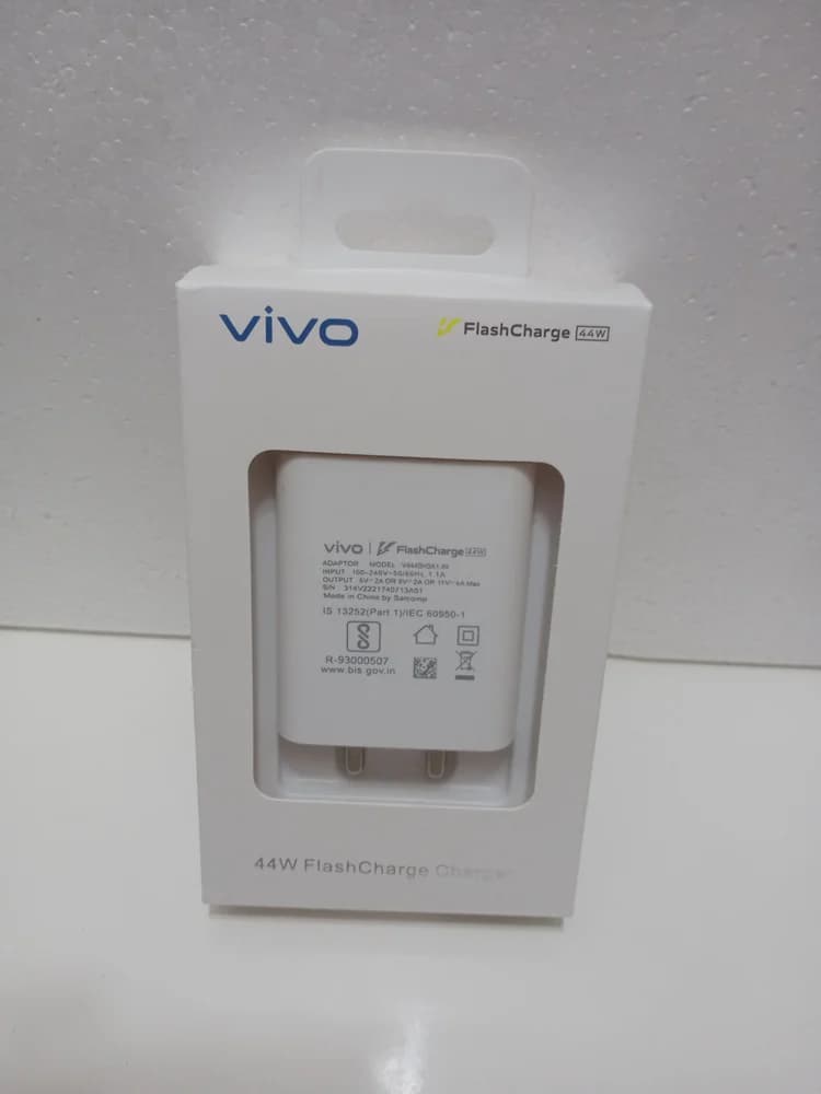 Vivo 44W FlashCharge Adapter image 3